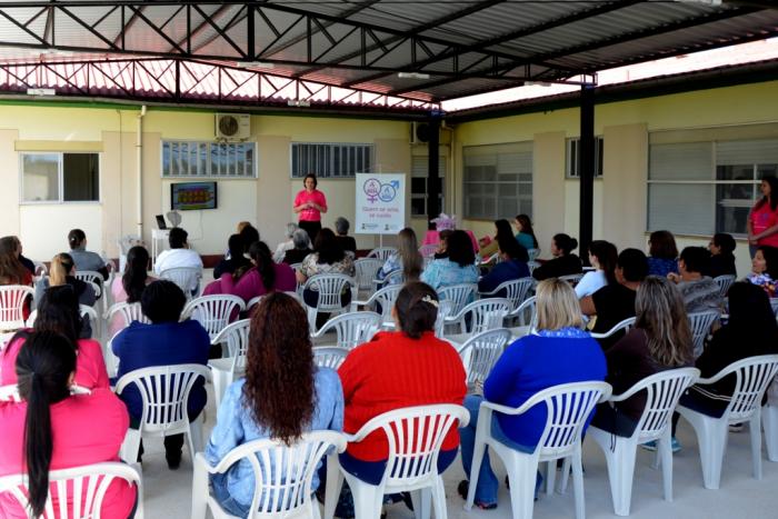 A palestra aconteceu no novo estacionamento coberto da secretaria de Saúde