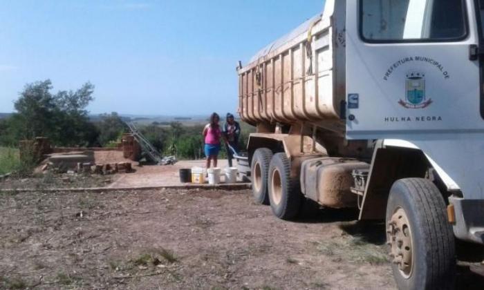 Dois caminhões realizam abastecimento de 250 famílias no interior do município