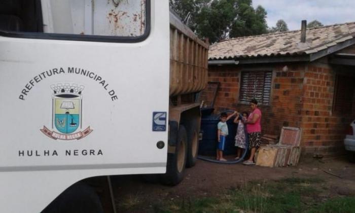 Dois caminhões realizam abastecimento de 250 famílias no interior do município