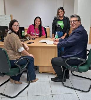 Prefeito Campani e Secretária de Finanças, Lídia Munhóz, na agência do Sicredi, em Hulha Negra Prefeito Campani e Secretária de Finanças, Lídia Munhóz, na agência do Sicredi, em Hulha Negra