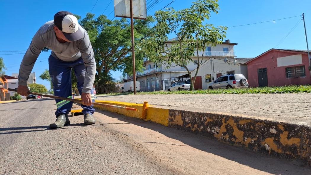 Avenida Getúlio Vargas recebendo retoques na pintura