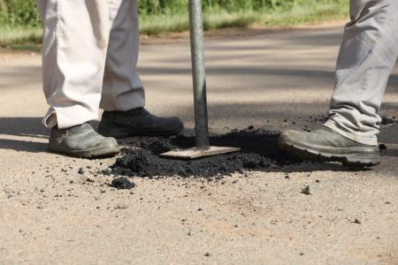 Material sendo colocado no asfalto