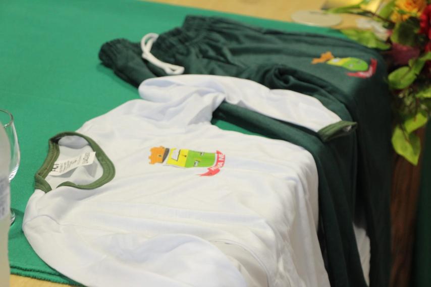 Kits contam com uma calça, duas camisetas, um moletom e uma jaqueta.