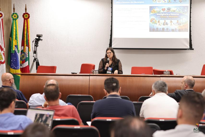 Secretária Lídia palestrando no Serpro Day