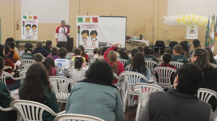 Ginásio Carochão recebeu estudantes