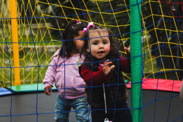 A criançada aproveitou os brinquedos