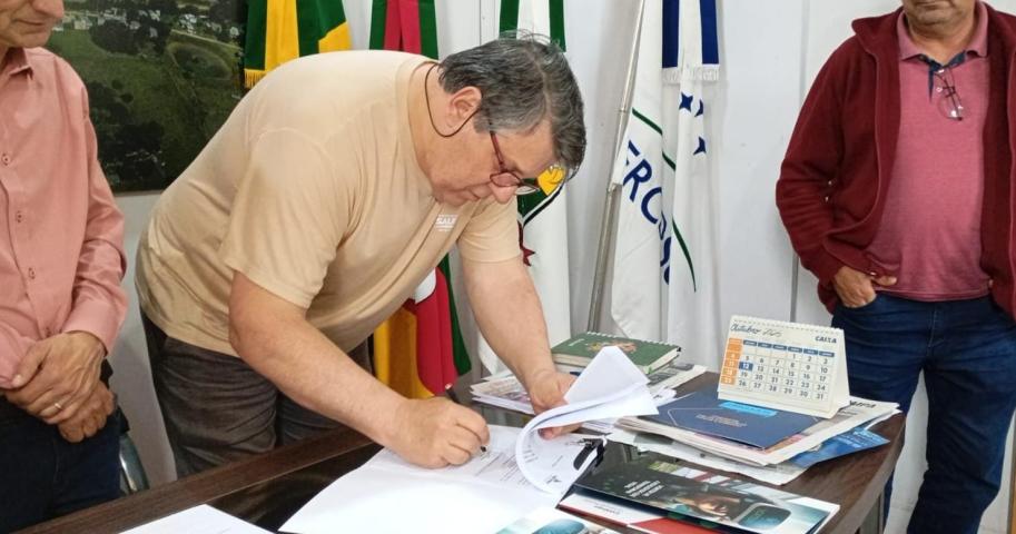 Prefeito sancionou a lei que entrou em vigor no dia dos professores